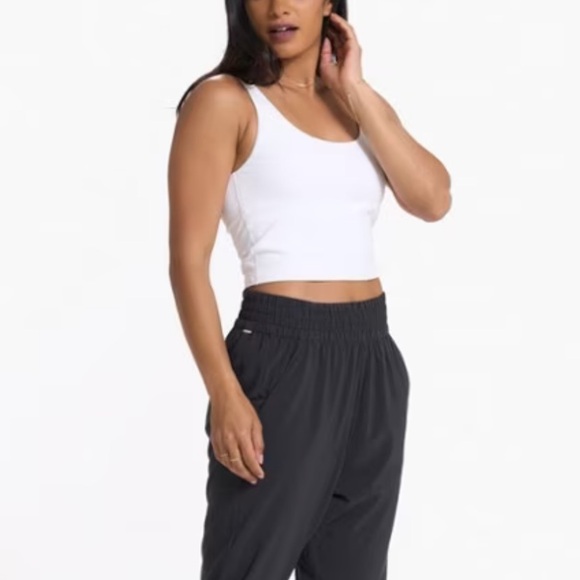 vuori women’s daily crop in white (no pads) - Picture 5 of 14